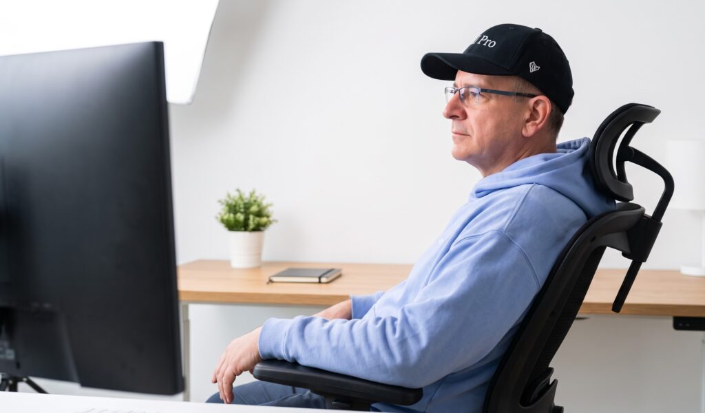 Alexander Posselt, Dozent für KI und Online-Marketing, am Schreibtisch