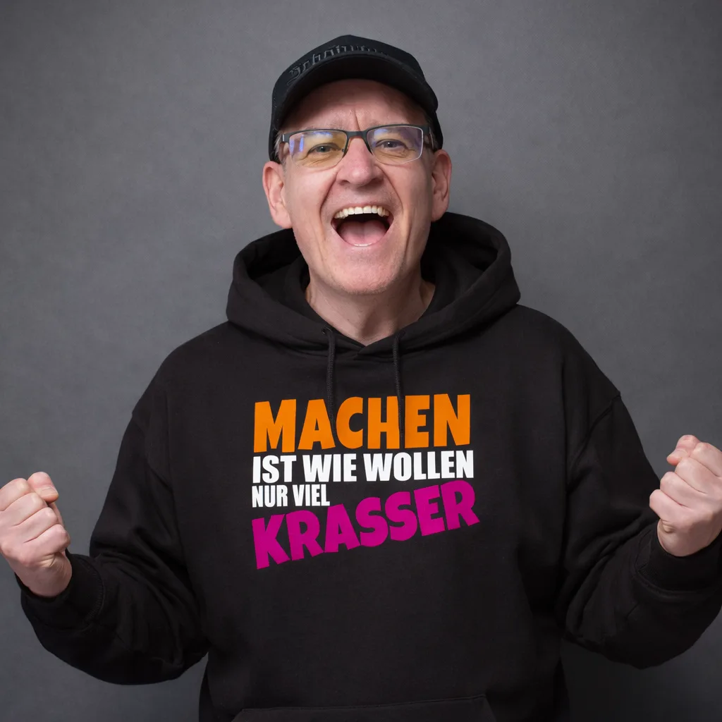 Alexander Posselt im Hoodie mit seinem Leitspruch als Aufdruck